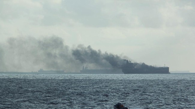 Usai Tabrakan, 1 Kapal Supertanker Cabut dari Laut Singapura