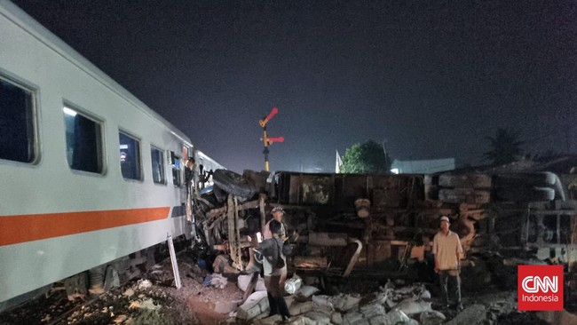 Kereta Api Tabrak Mobil di Deli Serdang, 6 Orang Meninggal