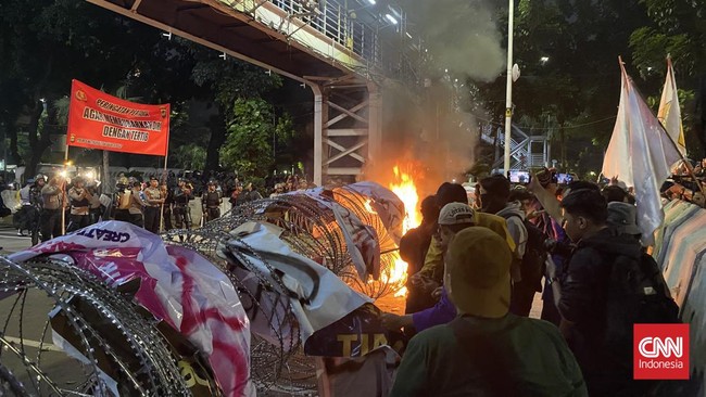 Demo BEM SI di Patung Kuda Bentrok dengan Polisi, Massa Masih Bertahan